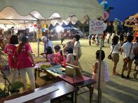 屋台へ群がる子供たち